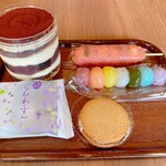 夢菓房たから - 開封。ティラミスは中に大福が丸ごと1個