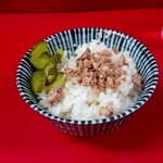 末広家 - 半ライス　チャーシュー？の細いのと漬物付きは嬉しいサービス