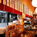 健康美食　健美 - 居酒屋そのものの店内。