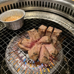 Yakiniku Kingu - 【名物】花咲上ロース〜ガリバタ醤油〜