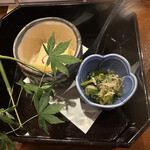 Okigaru Nihon Ryouriyohaku - お通しのほうれん草おひたし、とうもろこしのお豆腐