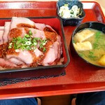Nakau - 特ローストビーフ重・大盛＋味噌汁漬物セット