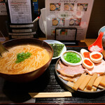 神楽 海老で鯛を釣る麺堂 - 