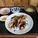 Omusubi Omiso Shiru Tanagokoro - 本日のランチ「チキンソースカツ丼定食」