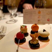 ラ・プロヴァンス - アミューズ。 南仏プロヴァンスより五種の味覚。 作っり置きっぽい料理ですが、それぞれ異なる温度で提供されます。 お姉さんがいろいろ説明してくれますが、それ以前に香りが漂ってきてそれどころじゃない！ 料理と台となる石をくっつける接着剤には、香るバターやフレッシュなムースなど、それぞれの料理を活かす工夫がしてありました。 見えないとこにも手抜きなし。