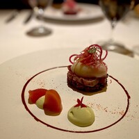 ラ・プロヴァンス - 前菜１。 温泉卵、マグロの炙り、不思議な香りのお米。 実は付け合せのムースと漬け込んだトマトが恐ろしく美味しかったのでした。