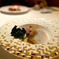 ラ・プロヴァンス - メインディッシュ２肉。 なんちゃら鶏のなんとか・・ これはもう、一口目でびっくりの料理でした。 間違いなく長時間の低温調理なんだけど、僕ら素人にははるかに及ばない領域にある料理。 未体験の口当たり。 これは肉じゃない。 アイスクリームのような食感。 ジュとフォンをベースにしてエスプーマでアクセントをつけたソースも美味です。... さらに表示