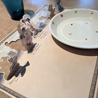 オチェーアノ - 子供の席には紙のランチョンマットが付いています。