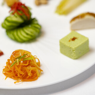 美と健康、長寿を追い求めた彩り豊かな前菜が味わえる各種コース