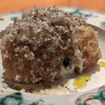 nishinakasu泥川武士 - 岩牡蠣とイチジクをライスペーパーて包んで。ソースがマカダミアナッツこミルク。上がローストしたマカダミアナッツとサマートリュフたっぷり。