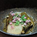 nishinakasu泥川武士 - めちゃくちゃ柔らかく煮た鮑の肝と、スッポンのコンソメ。キウイのソースと穂紫蘇。