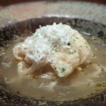 nishinakasu泥川武士 - 暖かい桃のパスタ。干し貝柱の出汁をかけて。柚子とペコリーノ・ロマーノをたっぷりかけて