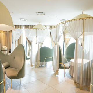 翡翠色のソファーが映える柔らかな光に包まれた気品ある上質空間