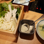 黒豚料理 寿庵 - うどんとお野菜、卵です。