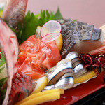幸蔵 - 盛り付けも豪華に！毎日仕入れる新鮮なお魚☆