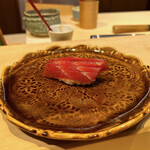 鮨　いの - 11. 鮪の漬け（鳥取県境港市）※片面に包丁を入れています