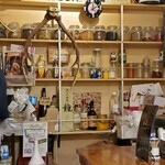 3104 知床スープカレー - 小さなお店ですからスパイス、アルコールなどアイテムもビッシリ