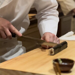 すし宮川 - 寛平巻を切る