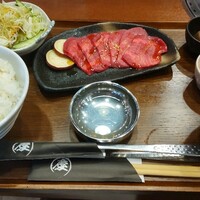 南新宿 和牛焼肉 慶 - タン定食