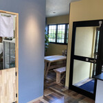 麺食堂 みぎた - 個室っぽいテーブル席。