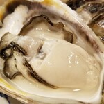 出羽鮨 - 昆布森生牡蠣。
