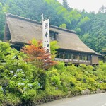 うかい鳥山 - 披露宴が出来るような大きな茅葺き屋根のいえも何棟かあるそうです。