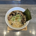 Hosomenya Kuwatoro - 黒マー油豚骨ラーメン（880円）