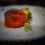 柳家 - 五月鱒のお造りはバラの花仕立て