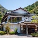 龍水亭 - 立派な店構えです。