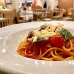 210450740 - トマトとバジルとモッツァレラ