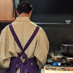 nishinakasu泥川武士 - 久々の後ろ姿。エプロンに「泥」