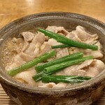 国分寺そば - 肉豆腐
            小鍋でグツグツとしながらの登場です。
            甘みはごく僅かだけ、木綿豆腐を使われていましたが確かに豆腐が美味しい！
            お肉もたっぷりでお肉自体が美味しい♪