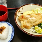 こふじ食堂 - 630円ランチ（鶏天ぶっかけうどん＆おにぎり）