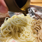 飯田商店 - 麺が半分になったら濃密出汁をかける