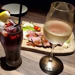 牛タン ふかざわ - プレミアム白ワインとカリモーチョ（赤ワインとコーラのカクテル）