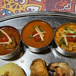 Salaam Curry - アクバルセットのカレー、左からミックスベジタブル、チキンティッカマサラ、キーマカレー