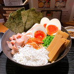 神楽 海老で鯛を釣る麺堂 - 