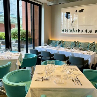 ティファニーブルーを基調とした洗練された空間。心地よいひとときをお過ごし下さい。