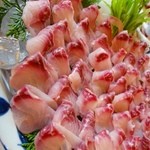 龍水亭 - 鯉のあらいの下には氷が敷いてあります