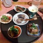 fu-fu shisen - 名物の6種の前菜（上からキクラゲ葱山椒和え、自家製豆花、マグロの叉焼、キュウリの山椒ガーリック、イワシのオイル漬け、姫ツブ貝のウーロン茶蒸し）