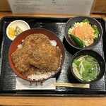 喜多呂 - カツ丼セット(1,485円)
サラダ･味噌汁付き