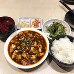 Kanzai Shanzu - ランチ麻婆豆腐定食850円（大辛）。付け合わせの大根キムチ、地味に辛いです