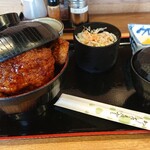 なん・なん亭 - 丼ぶりの蓋が盛りあがっています。