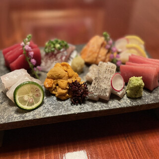 やま幸のマグロをはじめ産直鮮魚も味わえるお造り盛り合わせ