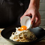 ５．皿に盛り付け卵黄をトッピング