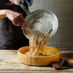 ２．茹でたてのパスタを投入