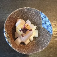 和酒和食 恵比寿 黒帯 - お通しの長芋。華のような素敵な膳です。