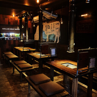 間接照明でゆったりと雰囲気よくお食事でます。