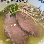 Menya Yokayasu - 鶏白湯らーめんのチャーシューデカくて厚くて美味い！
