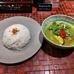 GINGER GRASS modern thai vietnamese - 鶏肉と茄子、旬野菜のグリーンカレー　1210円